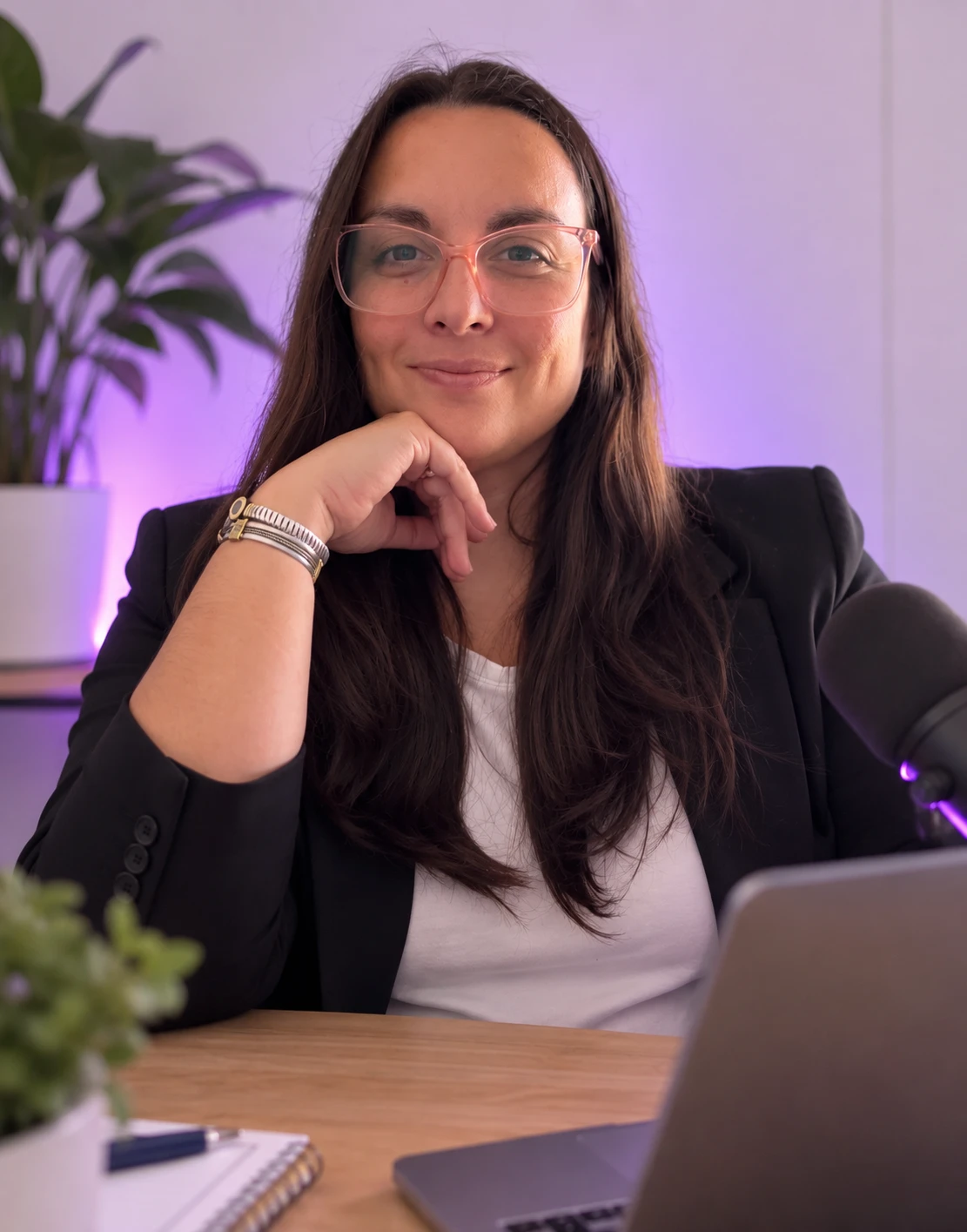Fernanda Altamirano, desarrolladora web y consultora digital, sonriendo en su escritorio con la notebook
